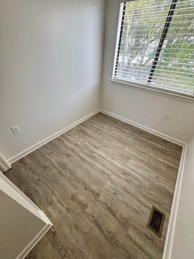 Building Photo - 129 SE Scottwood Dr