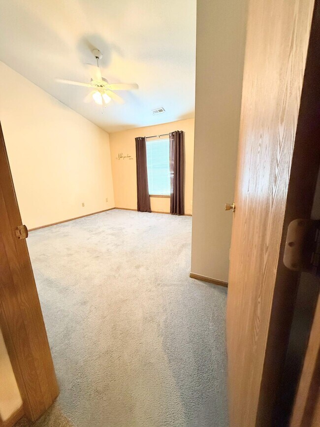 Building Photo - 1229 Rivercrest Dr S