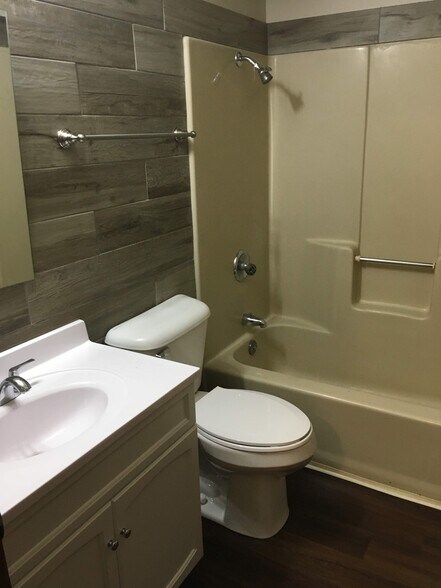 Tile bath - 1779 New St