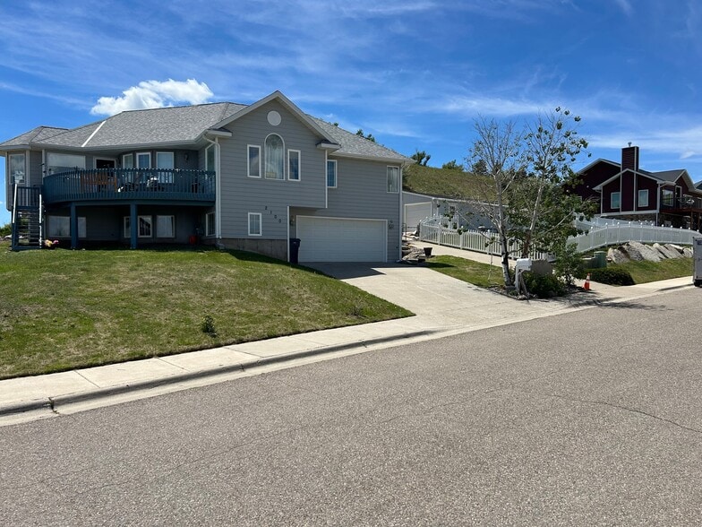 Building Photo - 2100 Poplar Dr