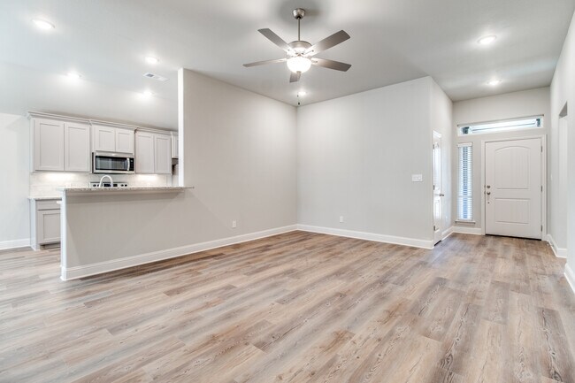 Building Photo - 2806 Clover Dr