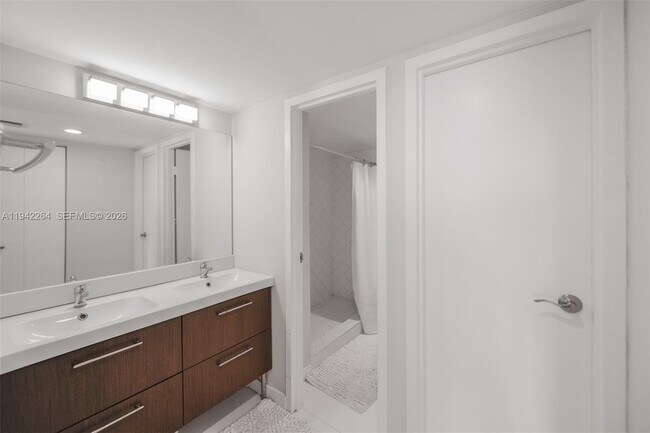 Building Photo - 3625 N Country Club Dr