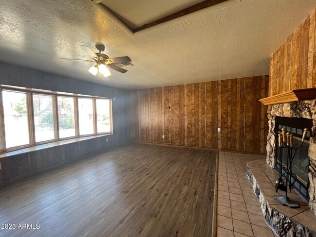 Building Photo - 1300 E Buckhorn Dr