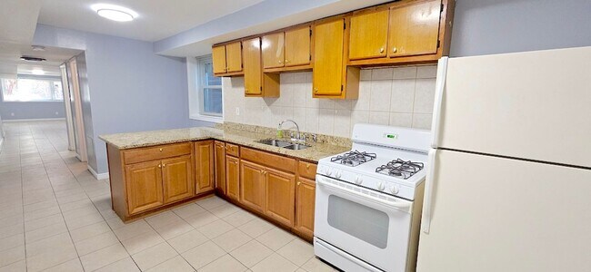 Building Photo - 2444 W Homer St