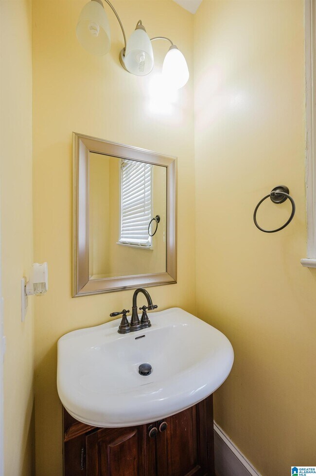 Building Photo - 2810 Rhodes Cir S