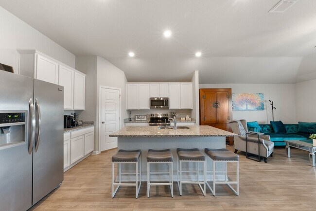 Building Photo - Stylish 3-Bed Home with Island Kitchen, Private Patio & Fenced Yard in Seguin