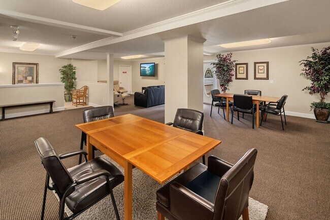 Building Photo - Top Floor Condo with Skyline Views in Merc...