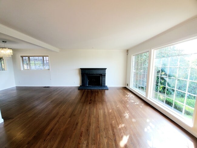 Building Photo - Hillsborough home with Bay views