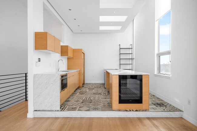 Building Photo - Modern 3BD, 4BA LoHi Townhome with Large Balcony and 2-Car Garage