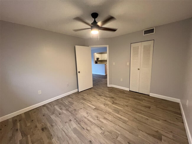 Building Photo - 400 Palm Cir W