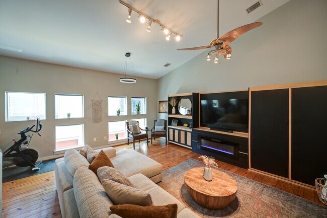 Building Photo - 1214 Urban Lofts Dr