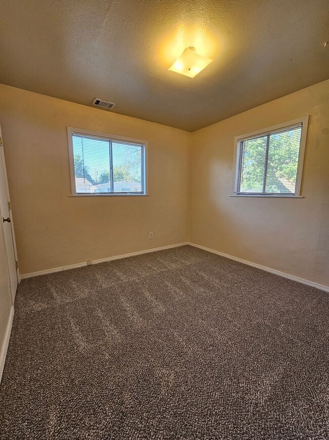Building Photo - (3) Bed in Core Norman! Pet Negotiable! Av...
