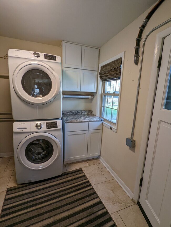 Building Photo - COMING SOON! Stunning 3 Bedroom Single Fam...