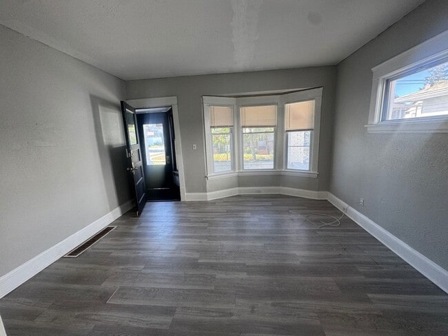 Building Photo - 1541 Hopkins Ave
