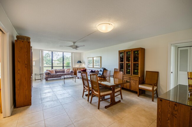 Building Photo - 5350 Woodland Lakes Dr