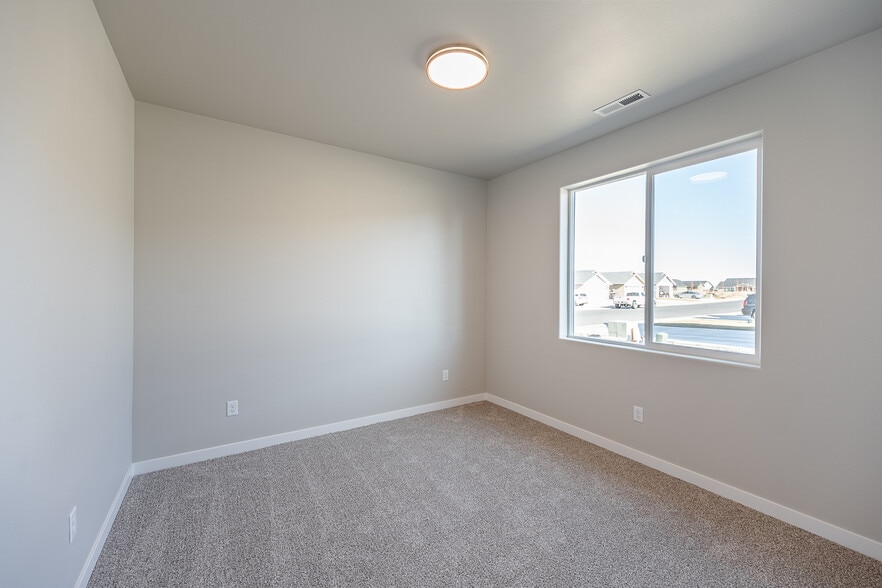 Building Photo - 4075 Quinn Dr NE