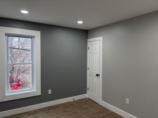 Building Photo - This Beautifully Fully Remolded 2 Bed 1 Full Bath Townhome in Stowe is Now Available