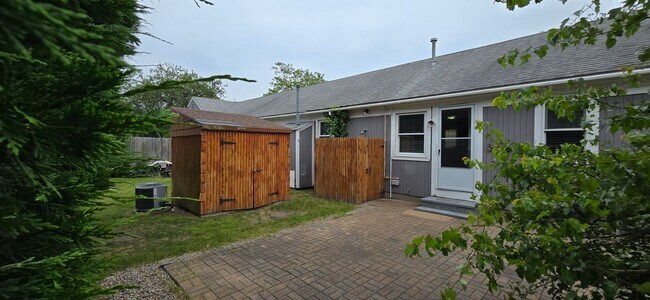 Building Photo - Charming 3BR First-Floor Condo – Walk to B...