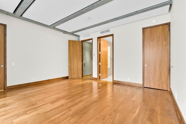 Building Photo - Impeccable Minimalist Design 4 bedroom 3 b...