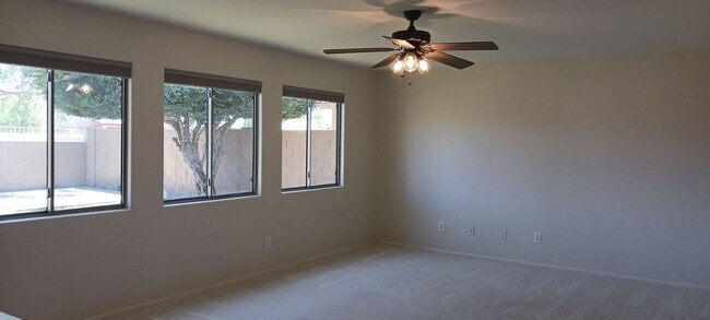Building Photo - Spacious Two Story 4 Bed/3 Bath with Large...