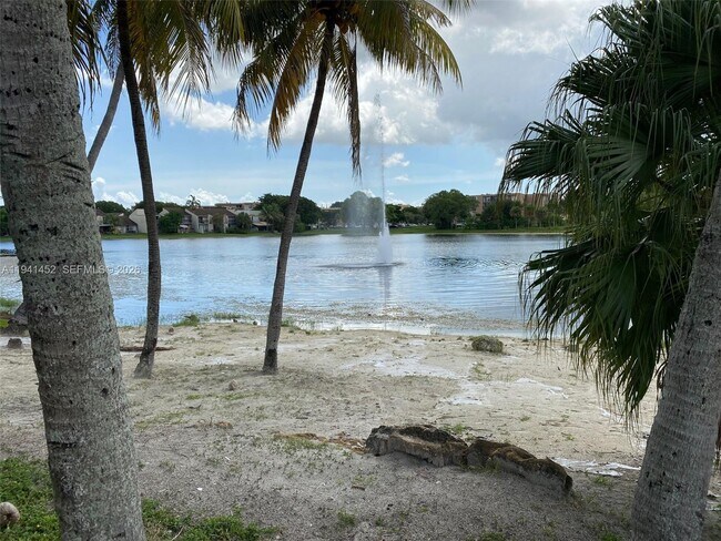 Building Photo - 9373 Fontainebleau Blvd