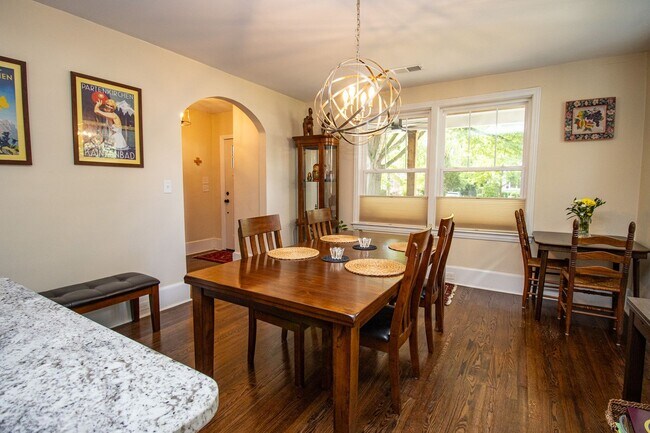 Building Photo - 2715 Kiawah Ave