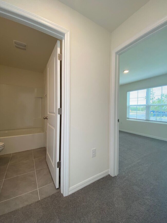 Building Photo - Avalon Woods 4/3/2 ***WON'T LAST***