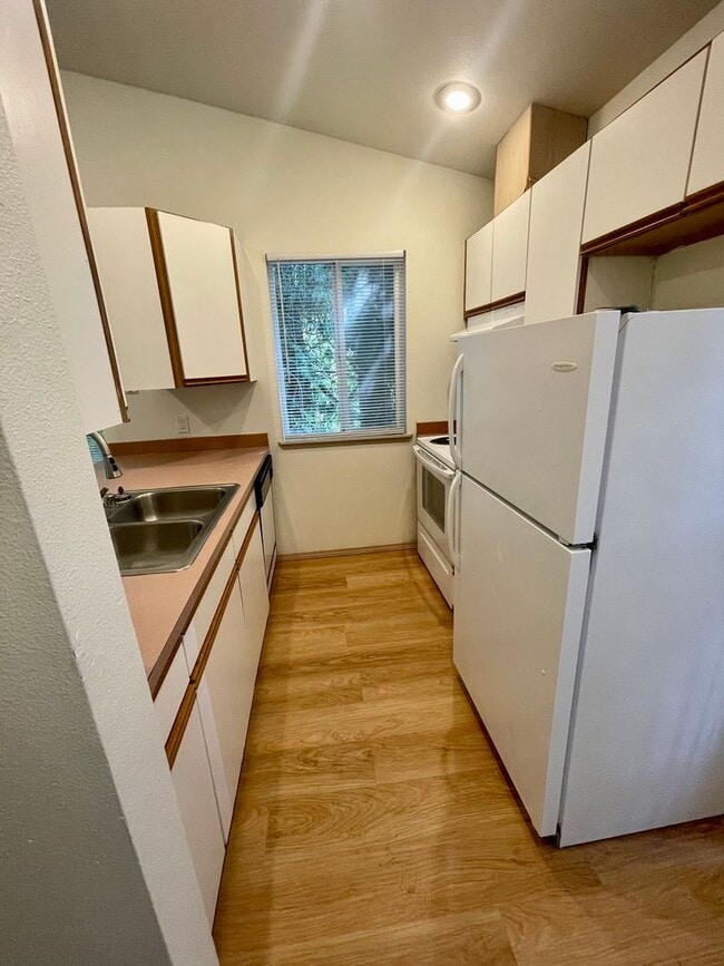 Building Photo - 2-Bedroom 1 Bathroom Apartment near Walking Trails and Whatcom Falls Park