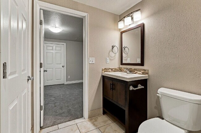 Building Photo - 3-Bedroom Louisville Townhome with Finished Basement