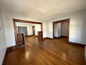 Building Photo - 950 Arkwright St N