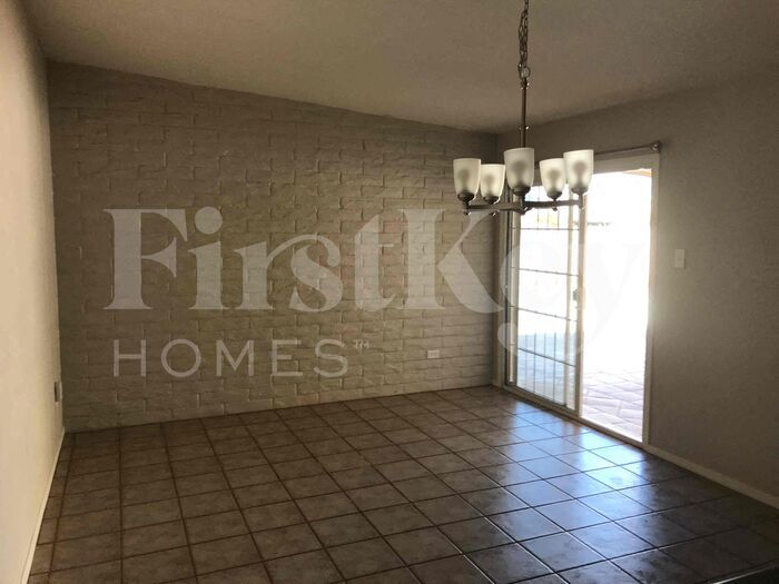 Building Photo - 1158 E Concorda Dr