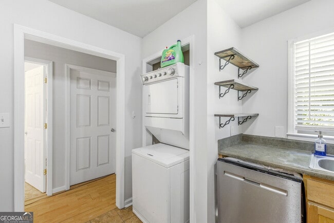 Building Photo - 205 Pineview Dr