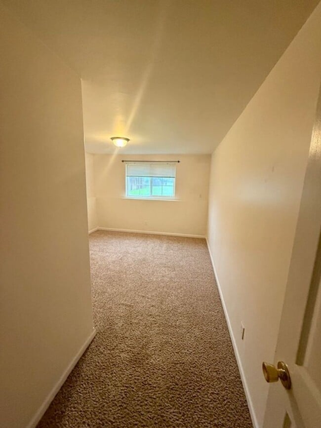 Building Photo - Spacious 4 Bed / 3 Bath Duplex on 1 Acre –...
