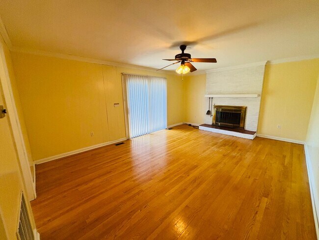 Building Photo - 405 Stonegate Dr