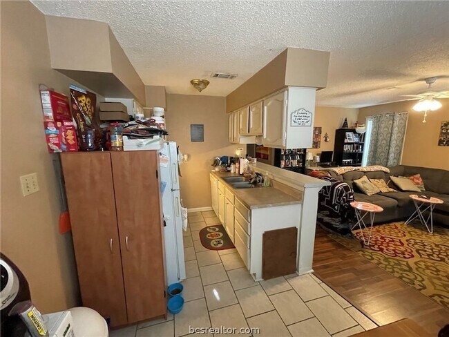 Building Photo - 1521 Hillside Dr