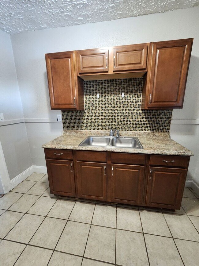 Building Photo - Top Floor 1 Bedroom Apartment with Private Balcony!