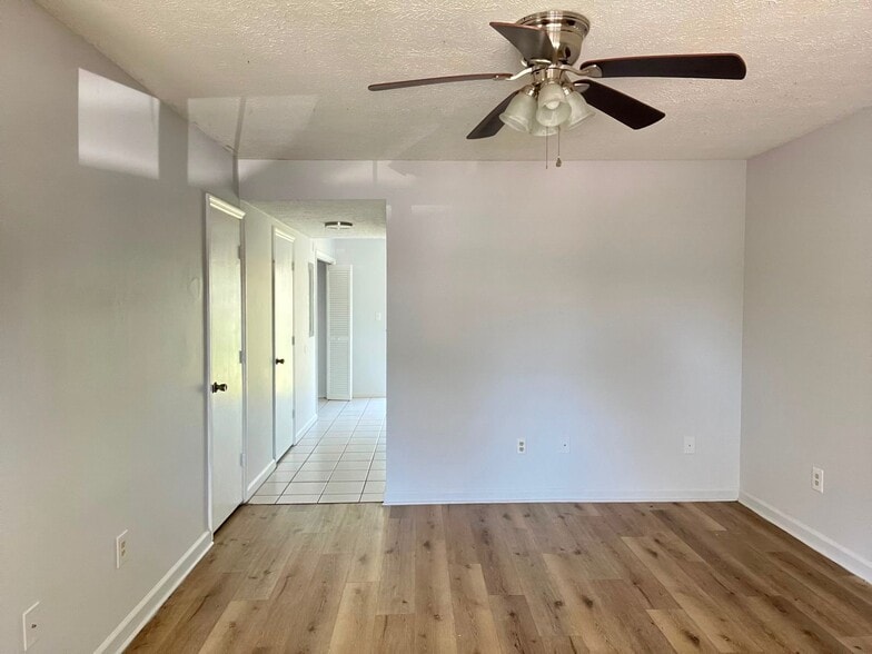 Building Photo - 1210 Shalom Dr