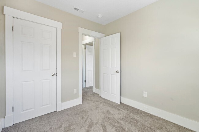 Building Photo - Completely Renovated 3 Bed/1 Bath Home - C...