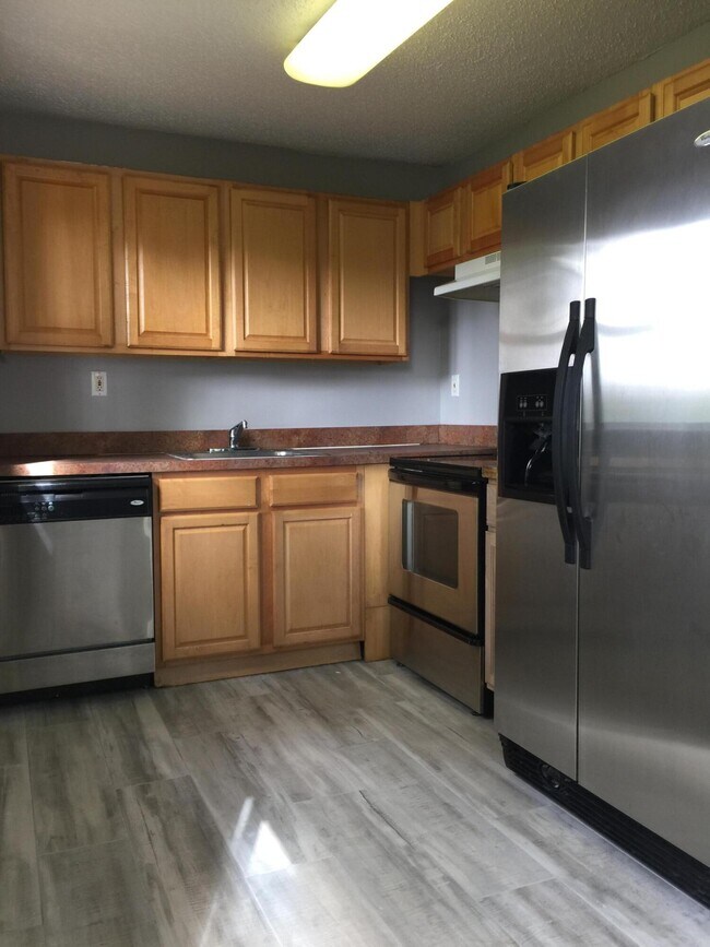 Building Photo - 101 Meadows Cir