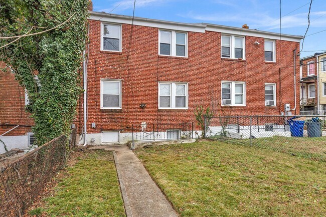 Building Photo - 3706 W Franklin St