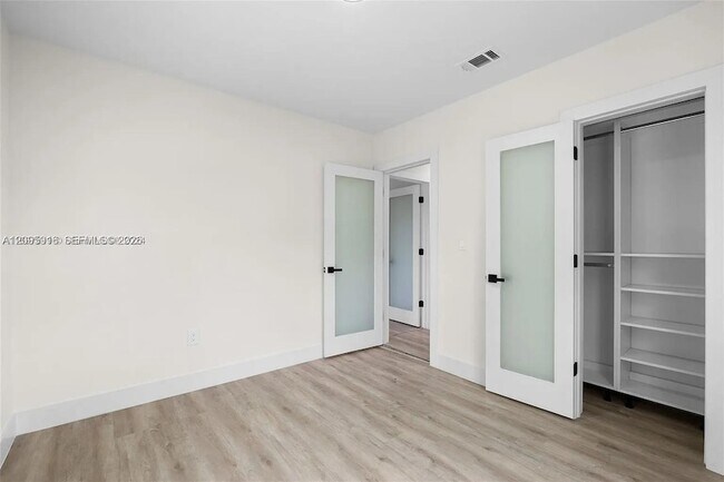 Building Photo - 331 W 40th Pl