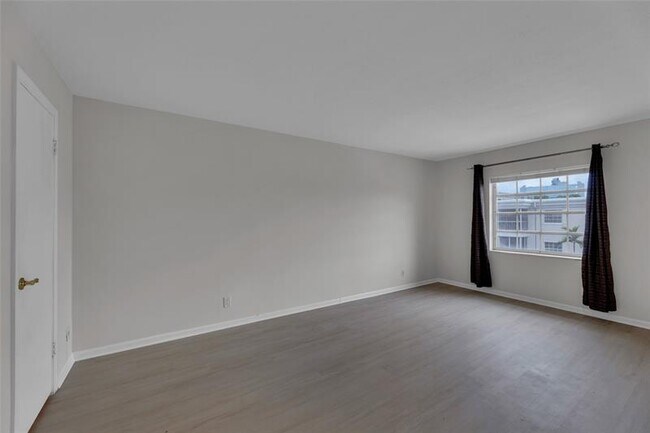 Building Photo - 6295 Bay Club Dr