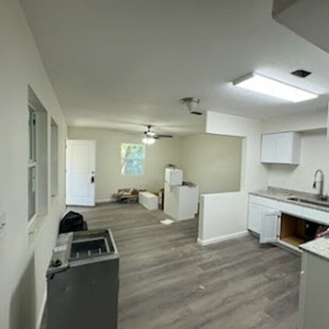 Building Photo - Beautiful newly remodeled 2/1 apartment!