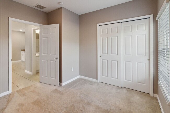 Building Photo - Like New 4/3 Townhome in Gated Community W/ Community Pool