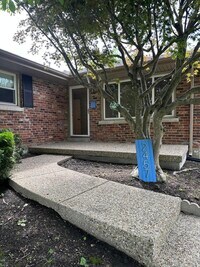 Building Photo - 2457 Eastway Dr