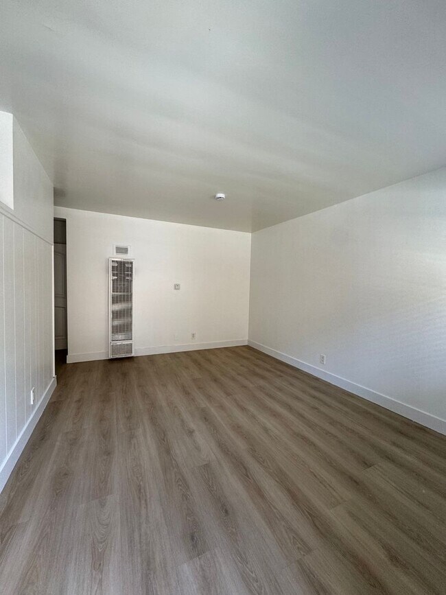 Building Photo - 1 Bedroom in Gardena With Parking Included...