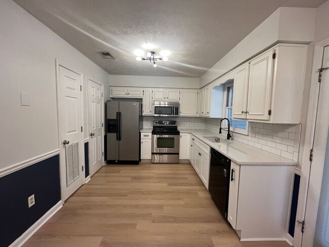 Building Photo - Your Dream Home is Waiting for You! Yardwo...