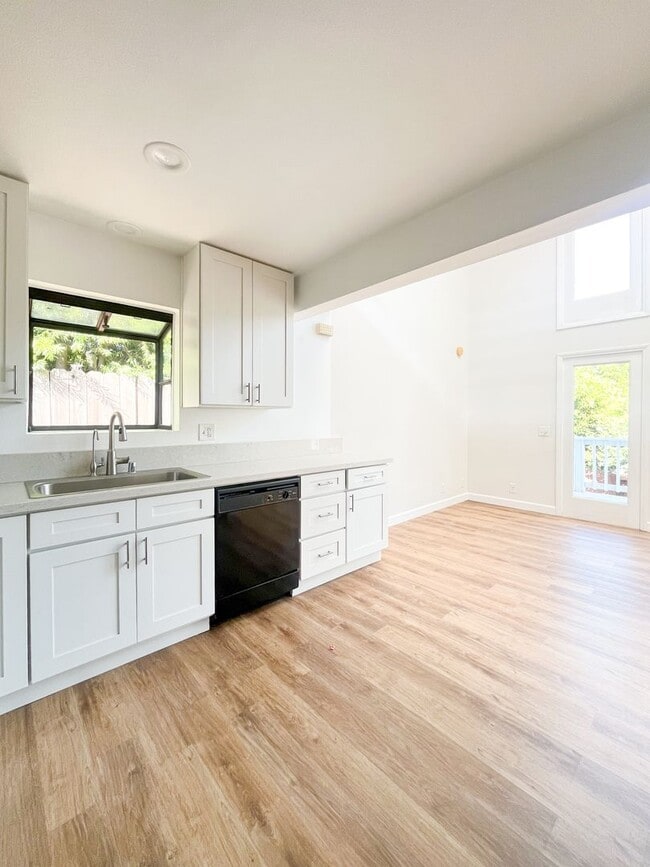 Building Photo - Stunning Light-Flooded Architectural 1BR L...