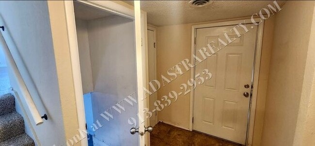 Building Photo - Beautiful House in South KC-Available NOW!!