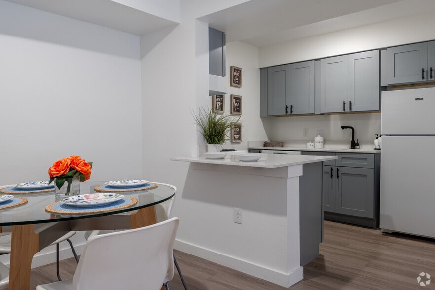 1BR, 1BA - 656SF - Kitchen - Mueller Flats Apartments